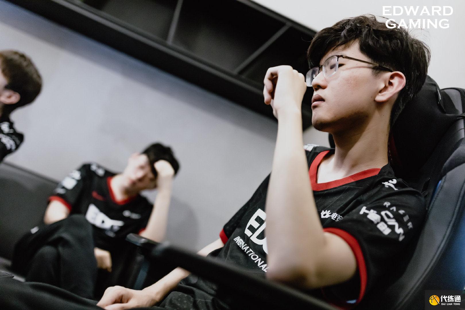 LOL全球各赛区最新积分榜：RNG状态回暖，T1踢掉教练组迎来两连胜