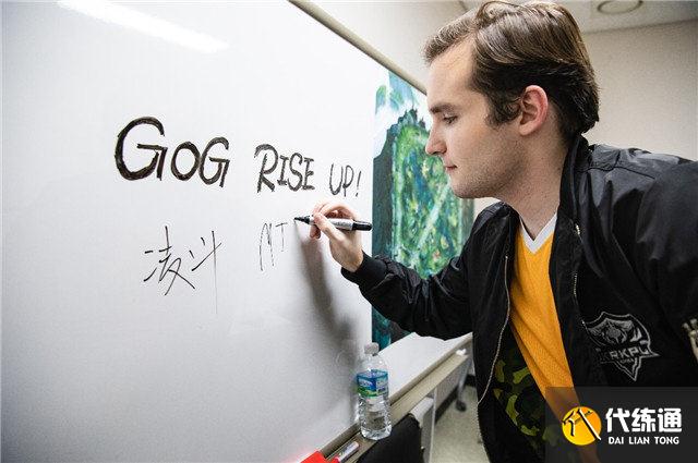 王者荣耀融合AOV的世冠,版本问题如何解决?从联动皮肤开始